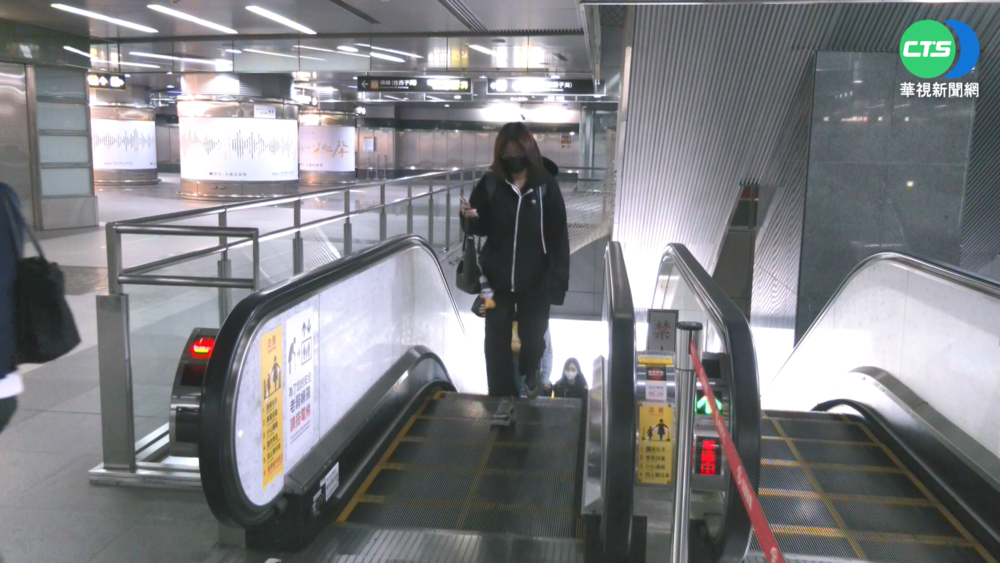 手扶梯"右側站立.左側通行"? 高捷:沒規定