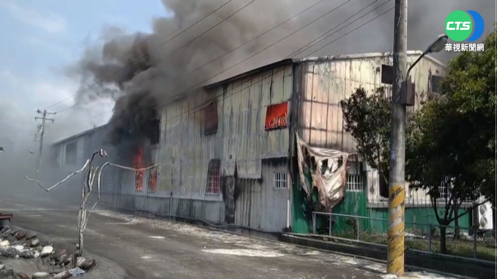 豐原鞋廠大火! 逾200坪鐵皮廠房燒毀