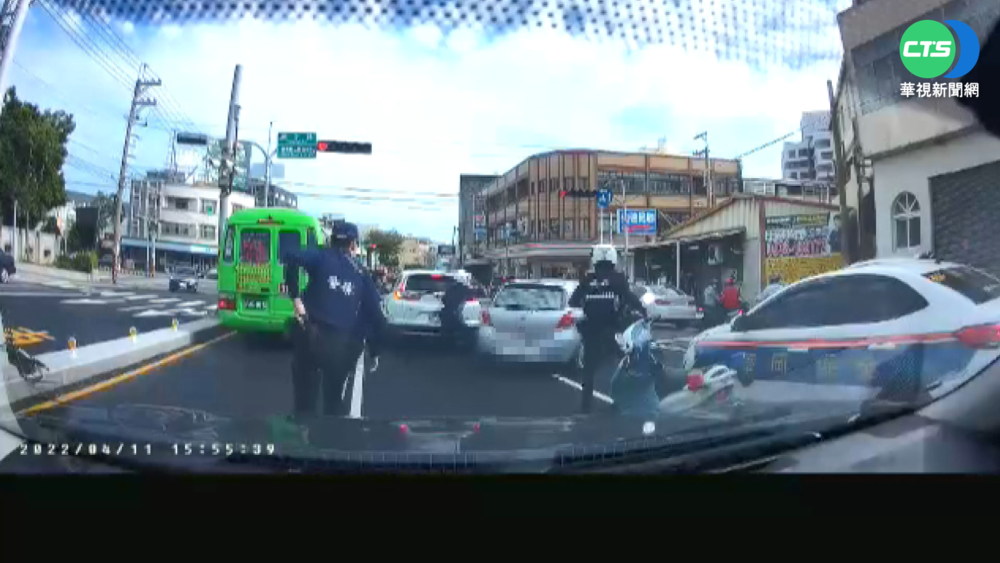 男暴衝撞警飛車逃 自撞被抓起出斧頭