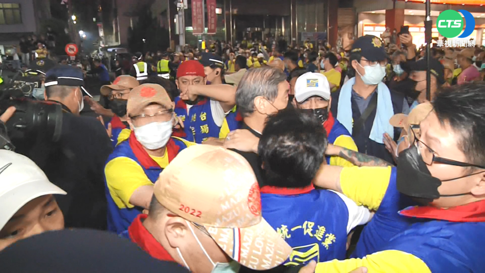 搶轎傷警衝突 白狼張安樂偕乾女兒到案