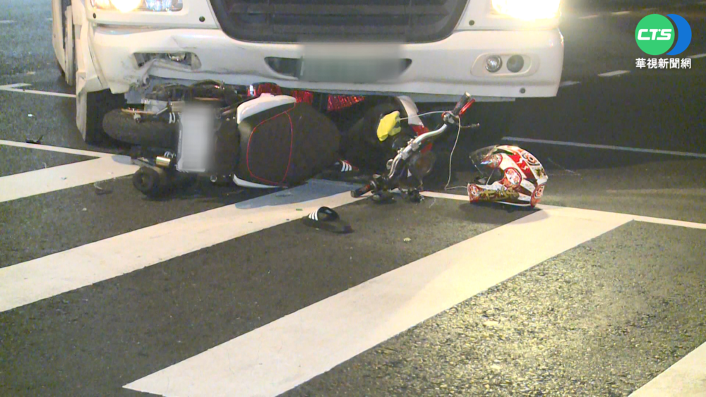 砂石車撞機車 騎士捲入車底險喪命