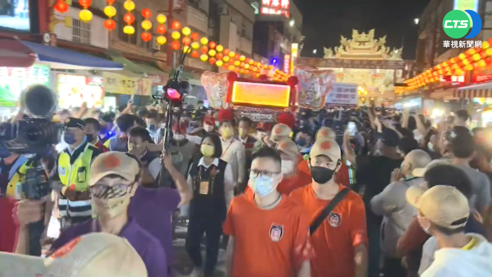 大甲媽回鑾 奉天宮大批信眾搶摸金身!