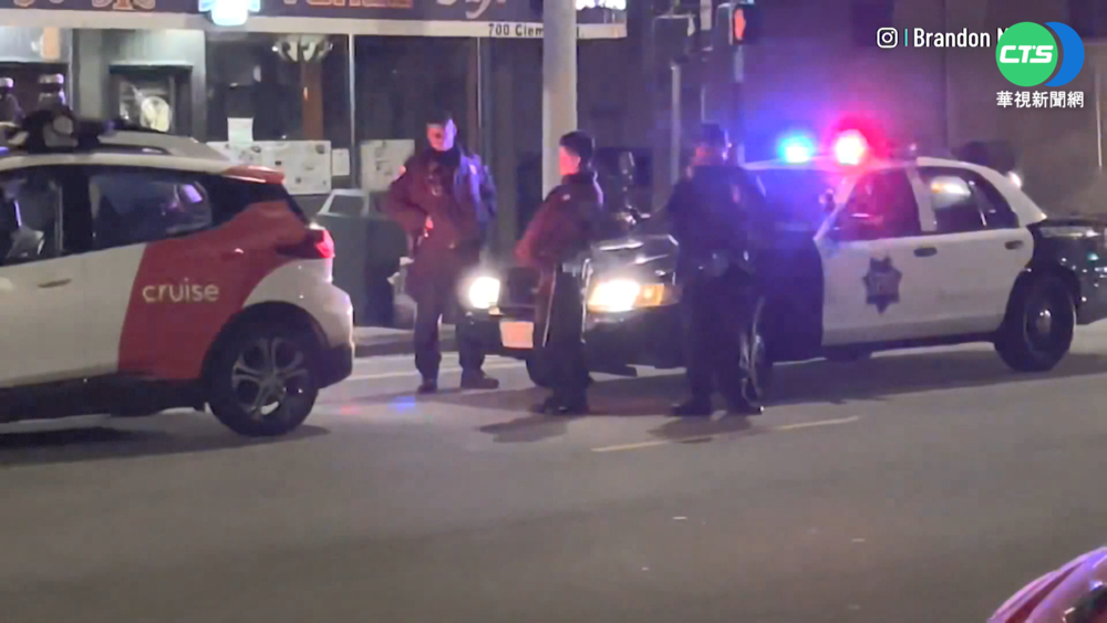 自駕計程車忘開頭燈 警攔查超尷尬...