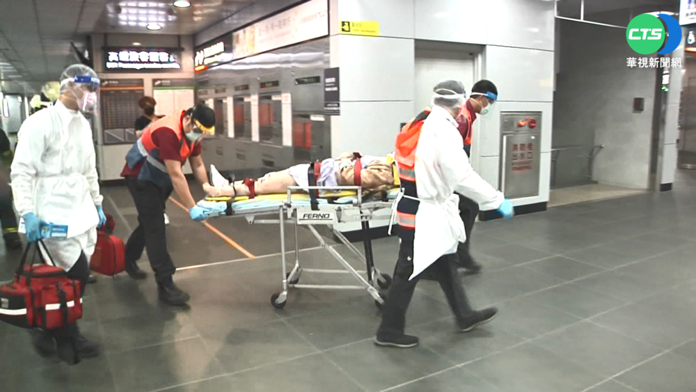 女台鐵北車月台落軌 救起意識清醒送醫