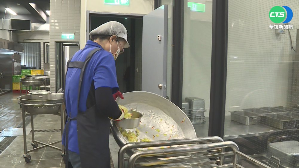 午餐不夠學童喊餓 校方:新廚房磨合期