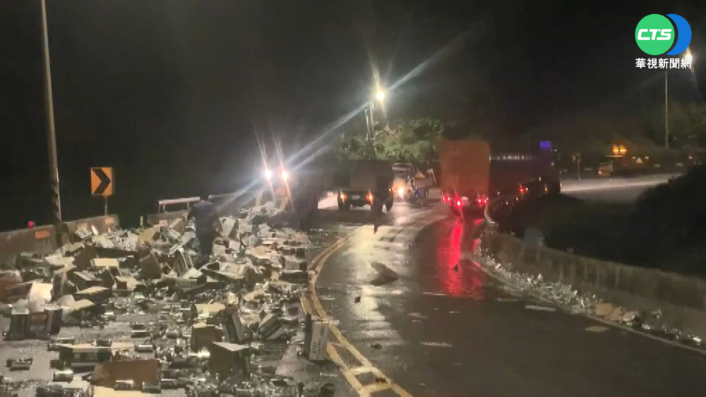 拖板車貨物未綁牢 台二線現"啤酒海"