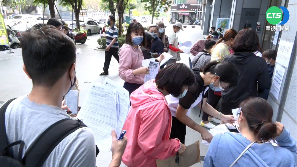 疫燒! 防疫險賣翻 民眾路邊寫保單搶保