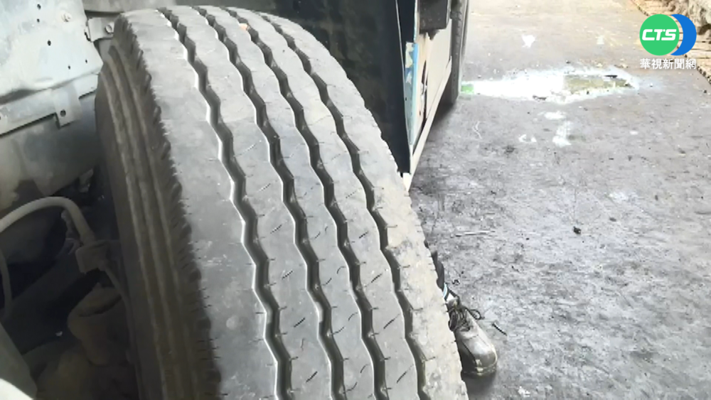 混凝土車爆胎噴出物體 後方駕駛嚇死了