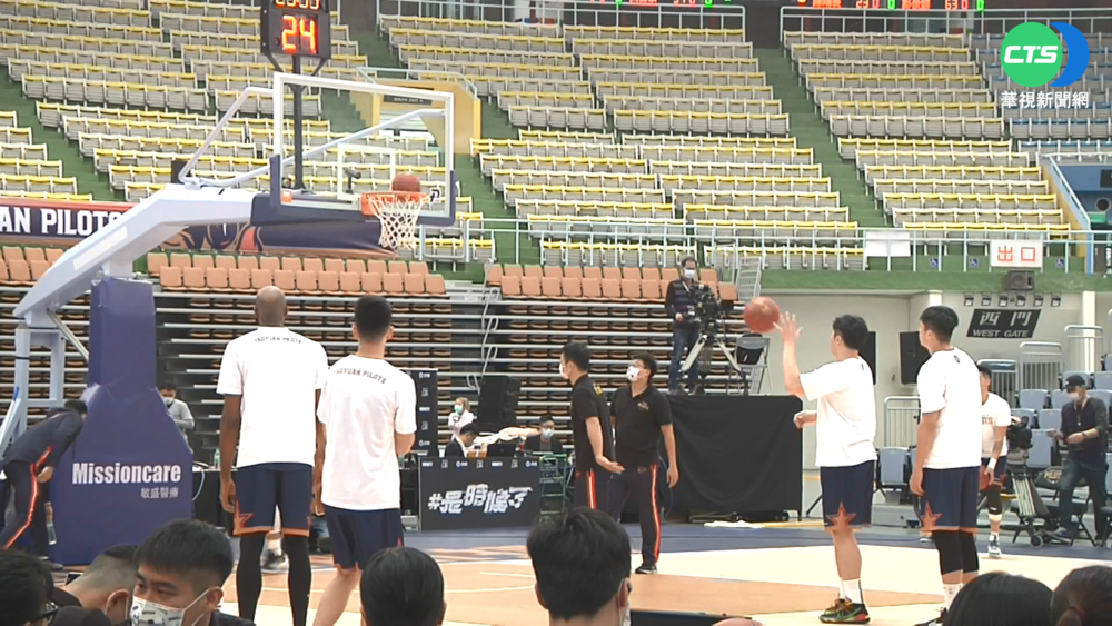 疫情升溫! PLG職籃開先例 禁止拍照簽名