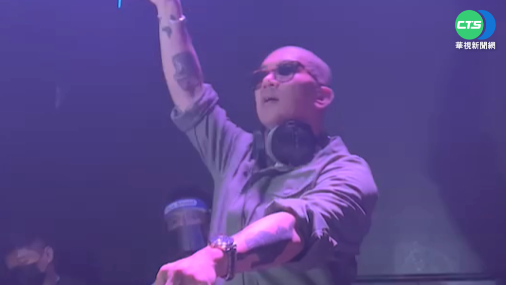 具俊曄夜店DJ秀嗨炸 小S上台尬舞送抱抱