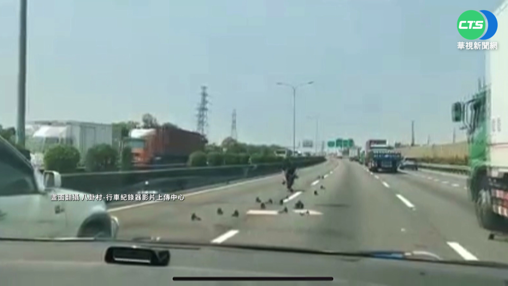 尖銳物撒國道 熱心男下車撿"後車全幫擋"