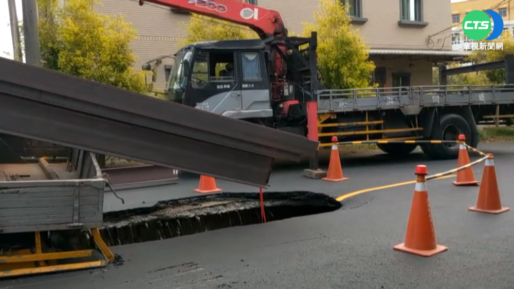 大貨車疑超載壓壞箱涵 整台車陷坑洞