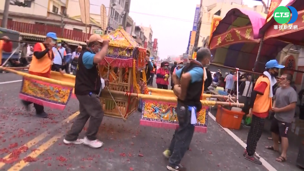 大甲媽回鑾今晚安座 沿途信眾設香案迎接