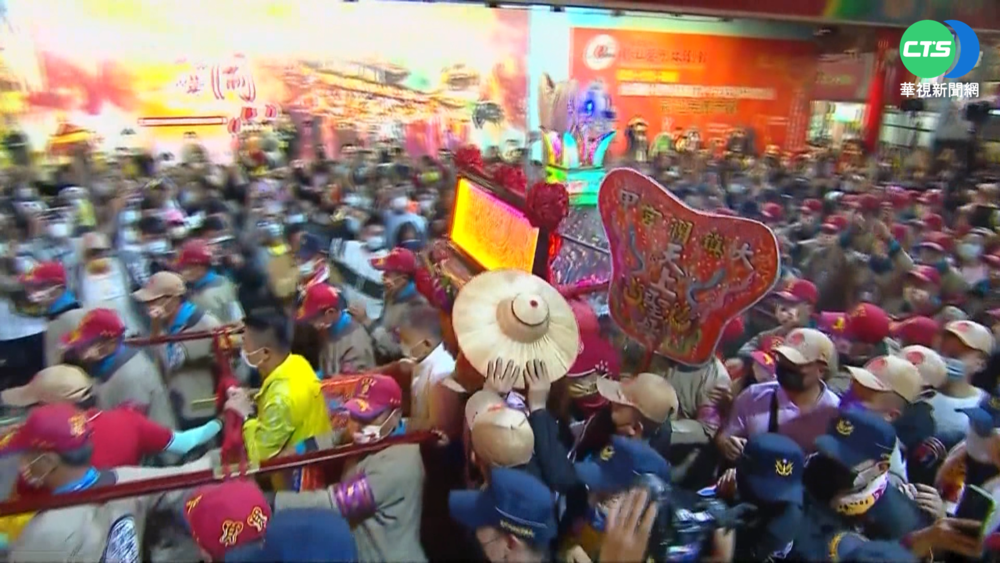 大甲媽遶境回鑾安座 眾手爭扶神像安座