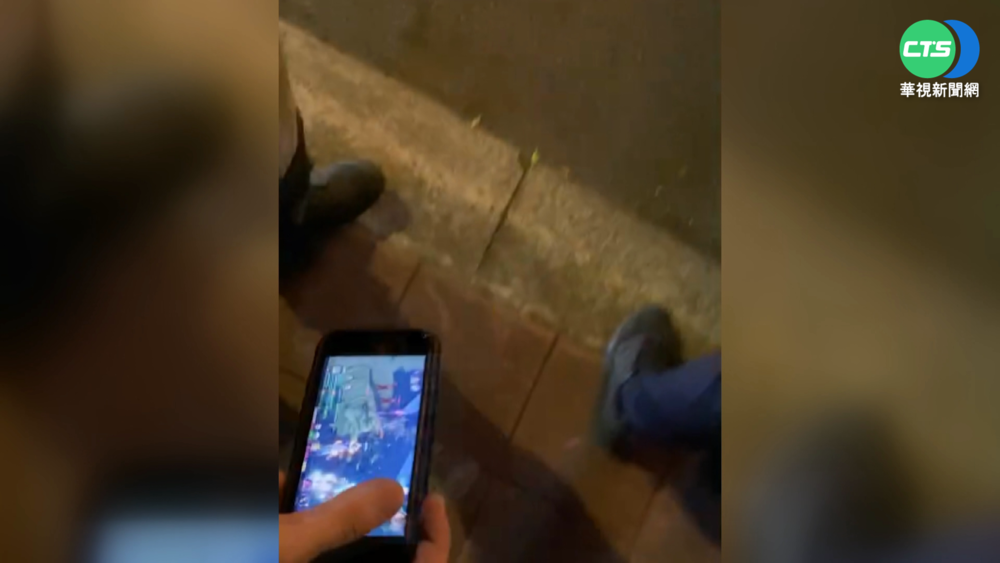 永和警執勤玩手遊! 民眾檢舉爆口角