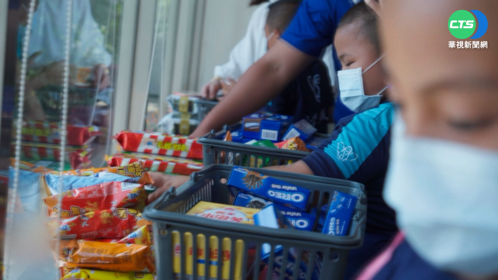 "搬搬樂"慶母親節 少棒小選手樂翻!