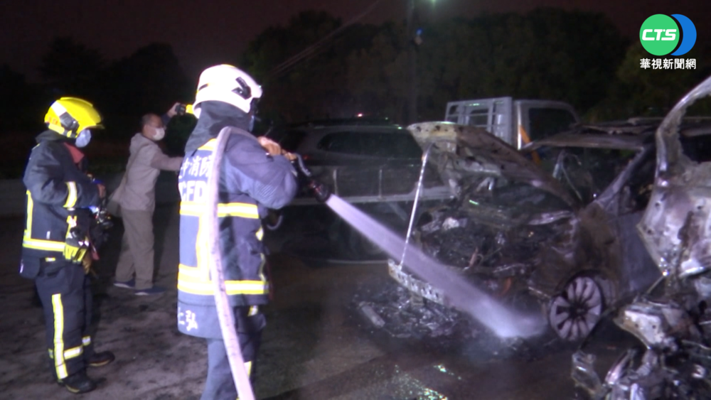 東海商圈凌晨火燒車 3車竄火冒濃煙