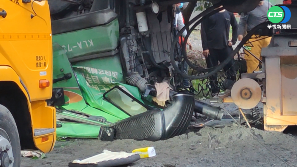 花蓮砂石車自撞分隔島翻覆 駕駛命危