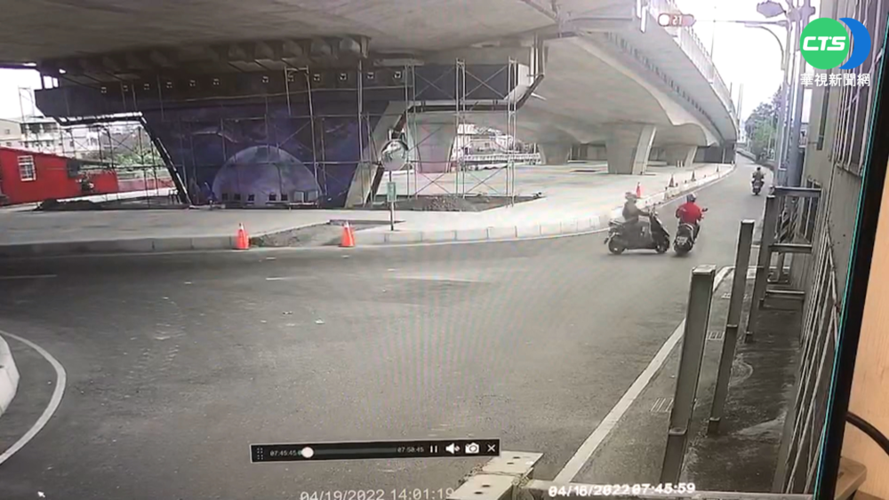 趕上班闖燈? 騎士相撞彈飛撞電桿1死