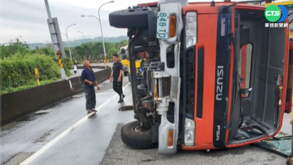 消防車駕駛訓練 過彎不慎翻覆2隊員輕傷