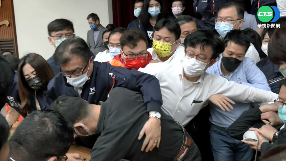 立院審查國務機要費除罪 藍綠甲動拚場