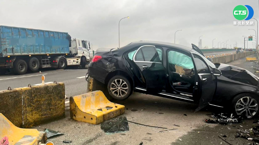 左切與曳引車碰撞 轎車"翻一圈"慘卡護欄