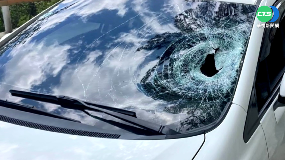 中橫關原段落石崩塌 砸中轎車駕駛頭受創