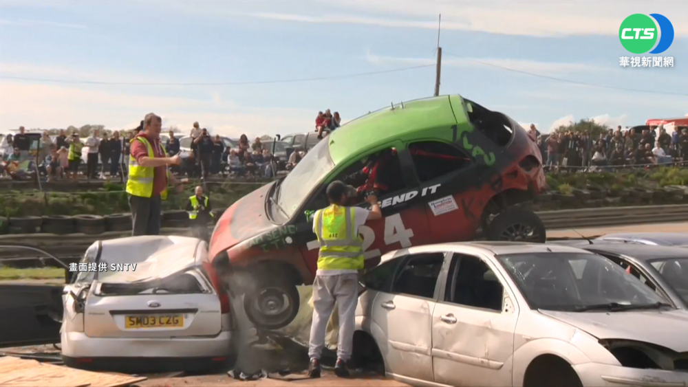 英國夯"汽車跳躍賽" 油門猛踩飛越報廢車