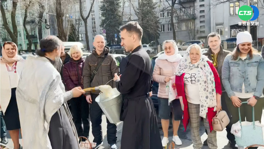 東正教復活節 烏人冒戰火上教堂祈福