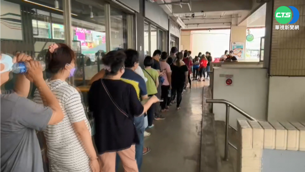疫升溫引接種潮 南投快打站湧半公里人潮