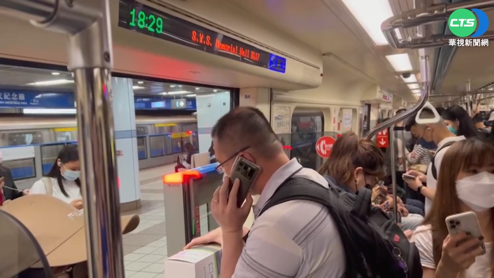 捷運板南線一度停駛 逾千乘客被迫下車轉乘