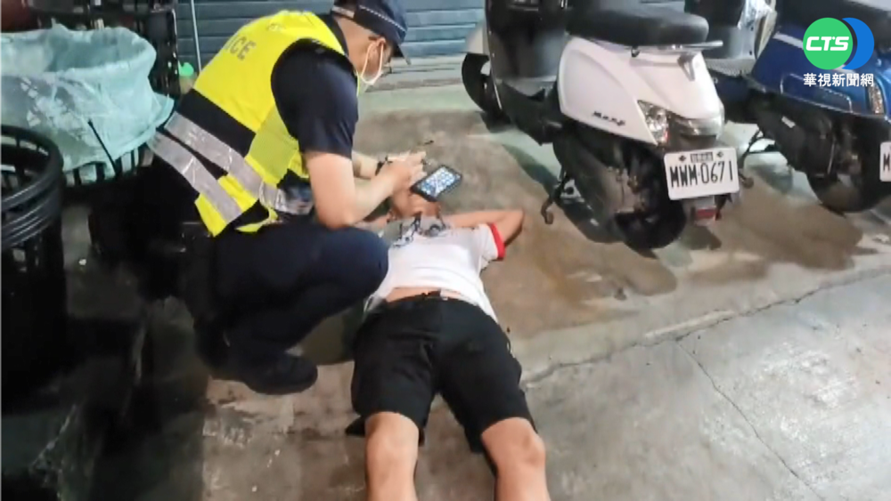 醉男從車上"掉落"遭友丟包 橫躺大馬路