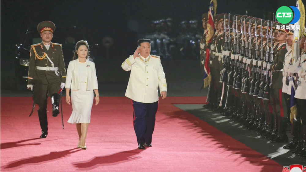 建軍90週年閱兵 金正恩伉儷"情侶裝"亮相