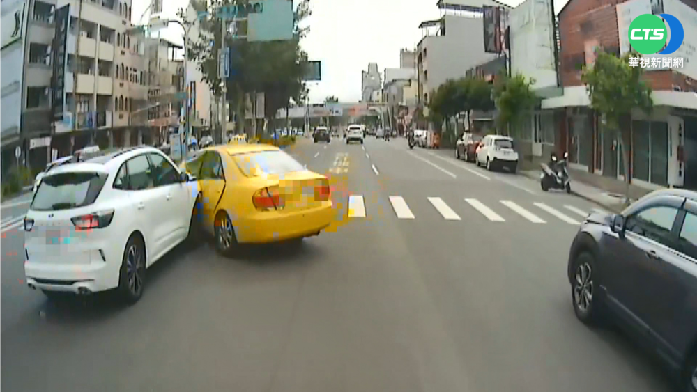 目擊"螃蟹車"車禍 救護車即刻救援