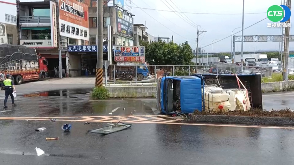 運送氫氧化鈉過彎翻覆 駕駛全身20%灼傷