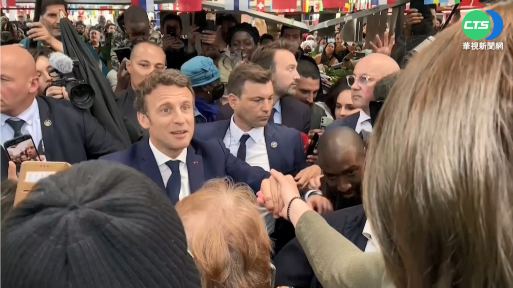 馬克宏連任成功 巴黎街頭天降番茄險砸中