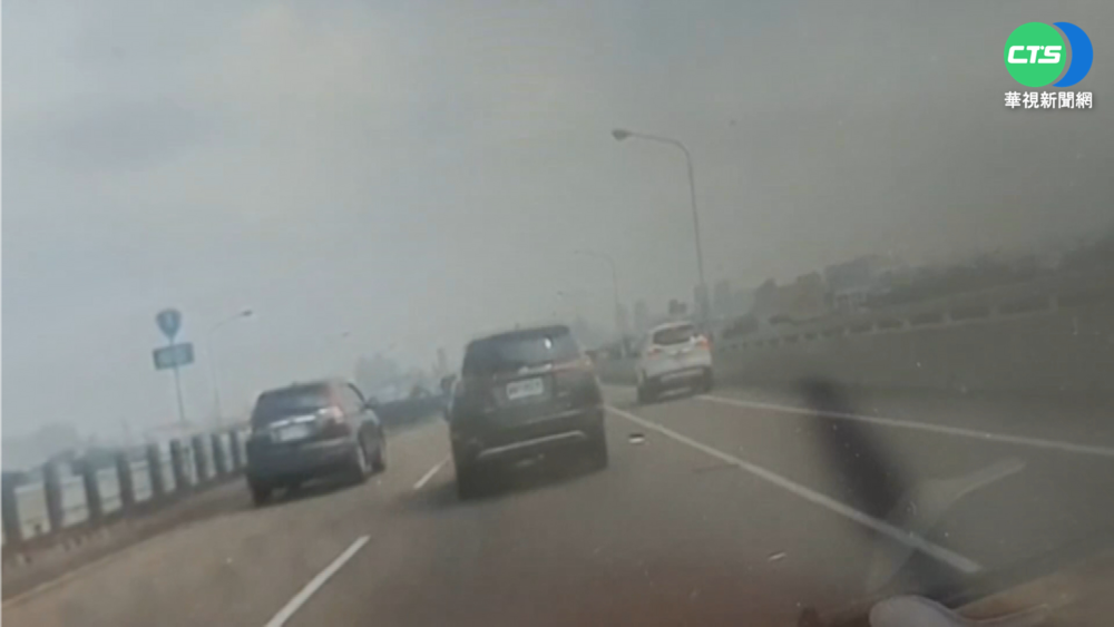 副駕駛座丟出垃圾不開罰 檢舉人怒了