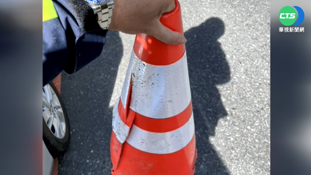 合歡山杜鵑花季 遊客賞花違停.擅移交通錐