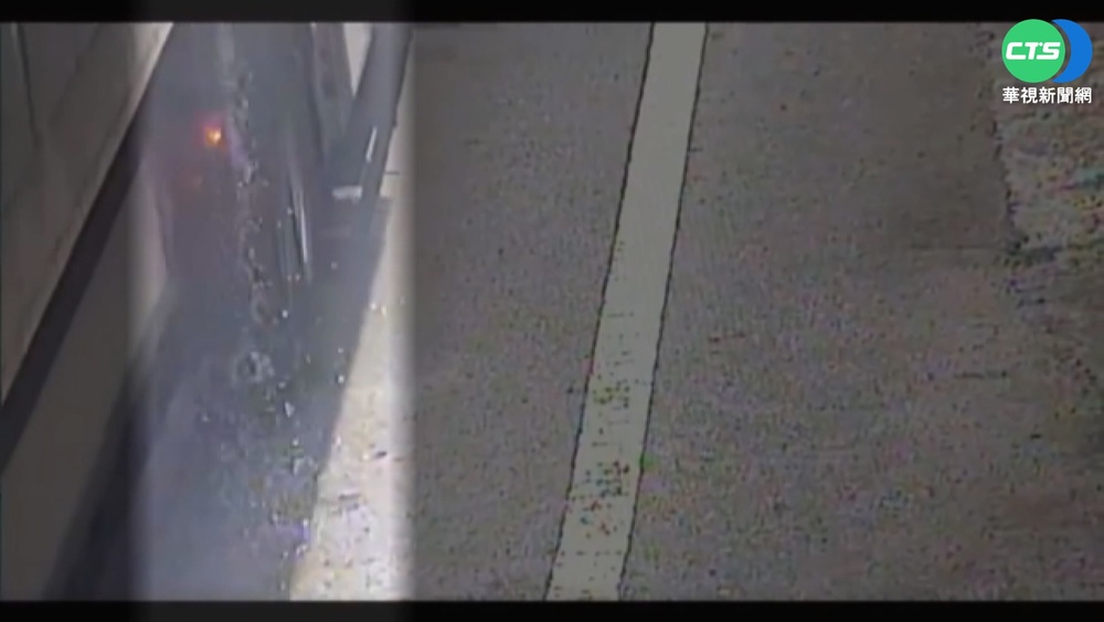 危機四伏! 貨車容器破裂沿路狂灑碎玻璃