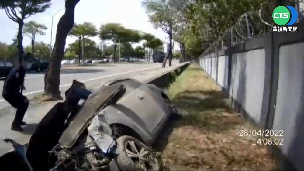 路況不熟衝水溝 "火燒車"駕駛受困喊救命