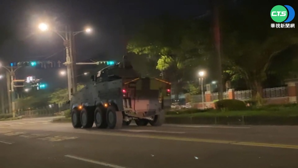 因應兩岸情勢 國軍雲豹甲車夜間演習