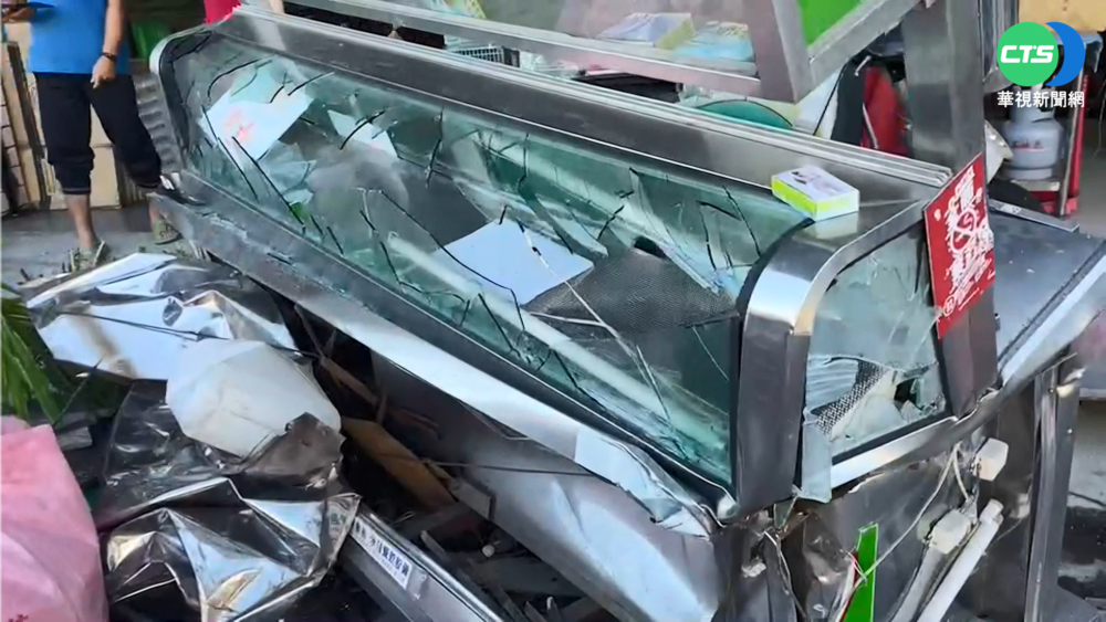 屏東男酒駕睡著 失控衝撞檳榔攤翻車
