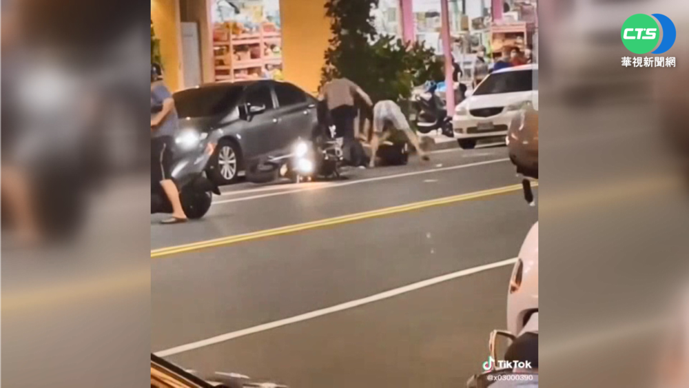 父子不滿重機擋路 當街2打1上演全武行