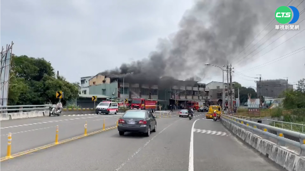 嘉義民宅惡火延燒4透天厝 濃煙竄天際