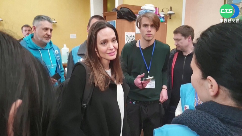 裘莉突訪利維夫 探望受傷烏克蘭兒童