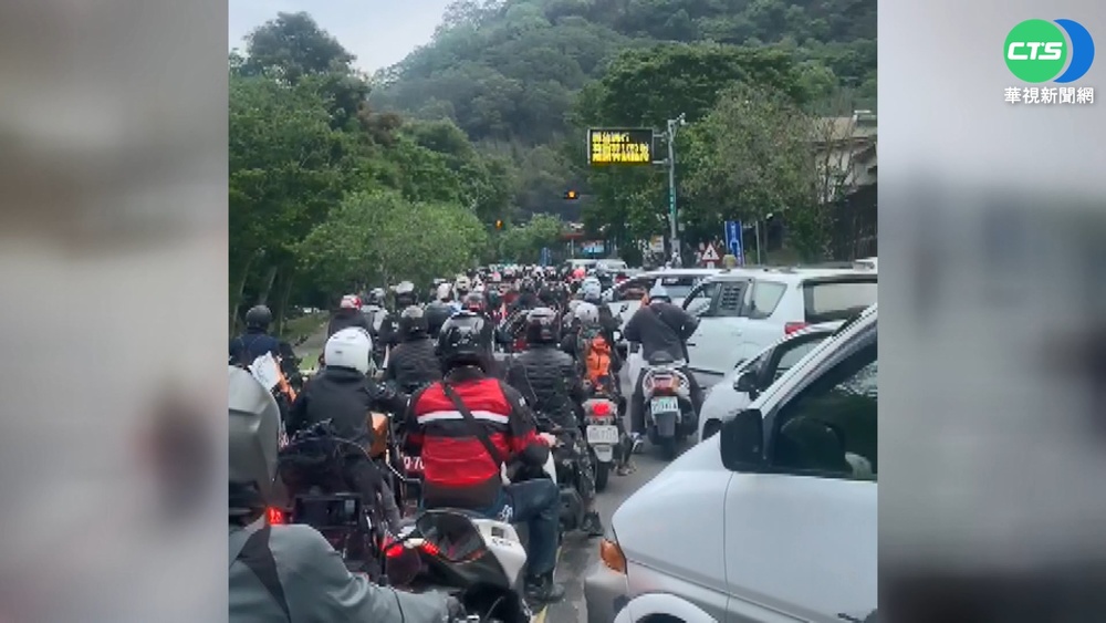 南橫開放首日擠爆! 梅山口排隊車潮逾5km