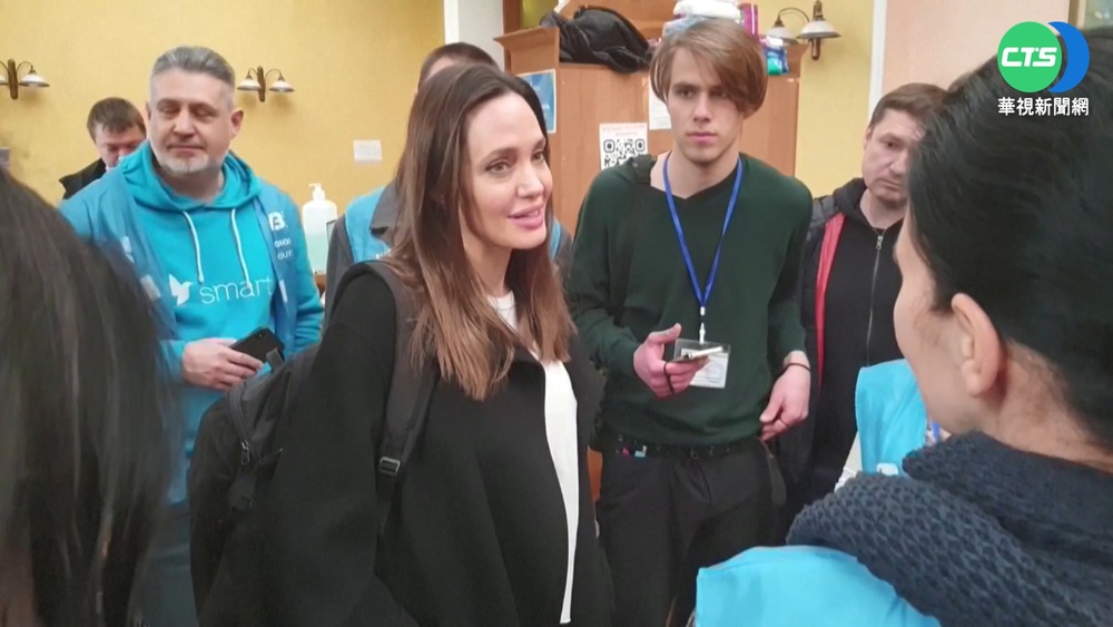 女星裘莉突訪利維夫 探視受傷孩童撫心靈