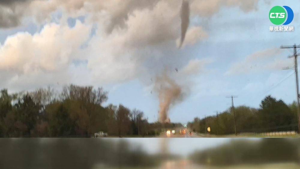 龍捲風重創堪薩斯州 至少3死上千建物毀