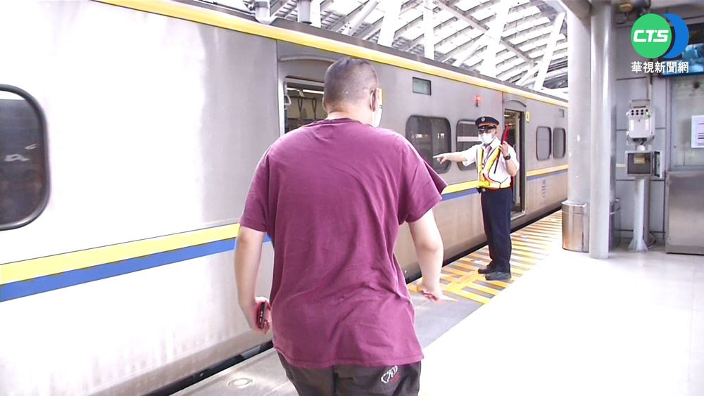 遇到5/1加開車! 屏東民眾追火車笑開懷