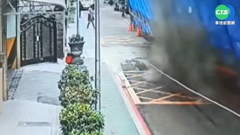 轟!工地鷹架倒塌 外牆磚塊崩落幸無傷亡